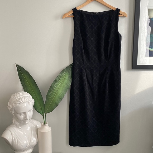 Velvety Subtle Chain Pattern Shift Dress - Picture 3 of 8